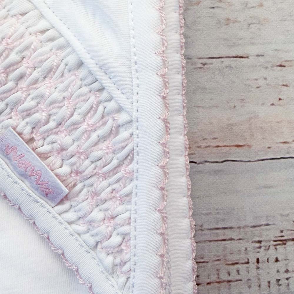 Costura lateral y relieve smock con acabado con hilo rosado