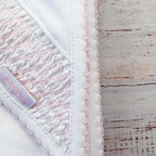 Costura lateral y relieve smock con acabado con hilo rosado