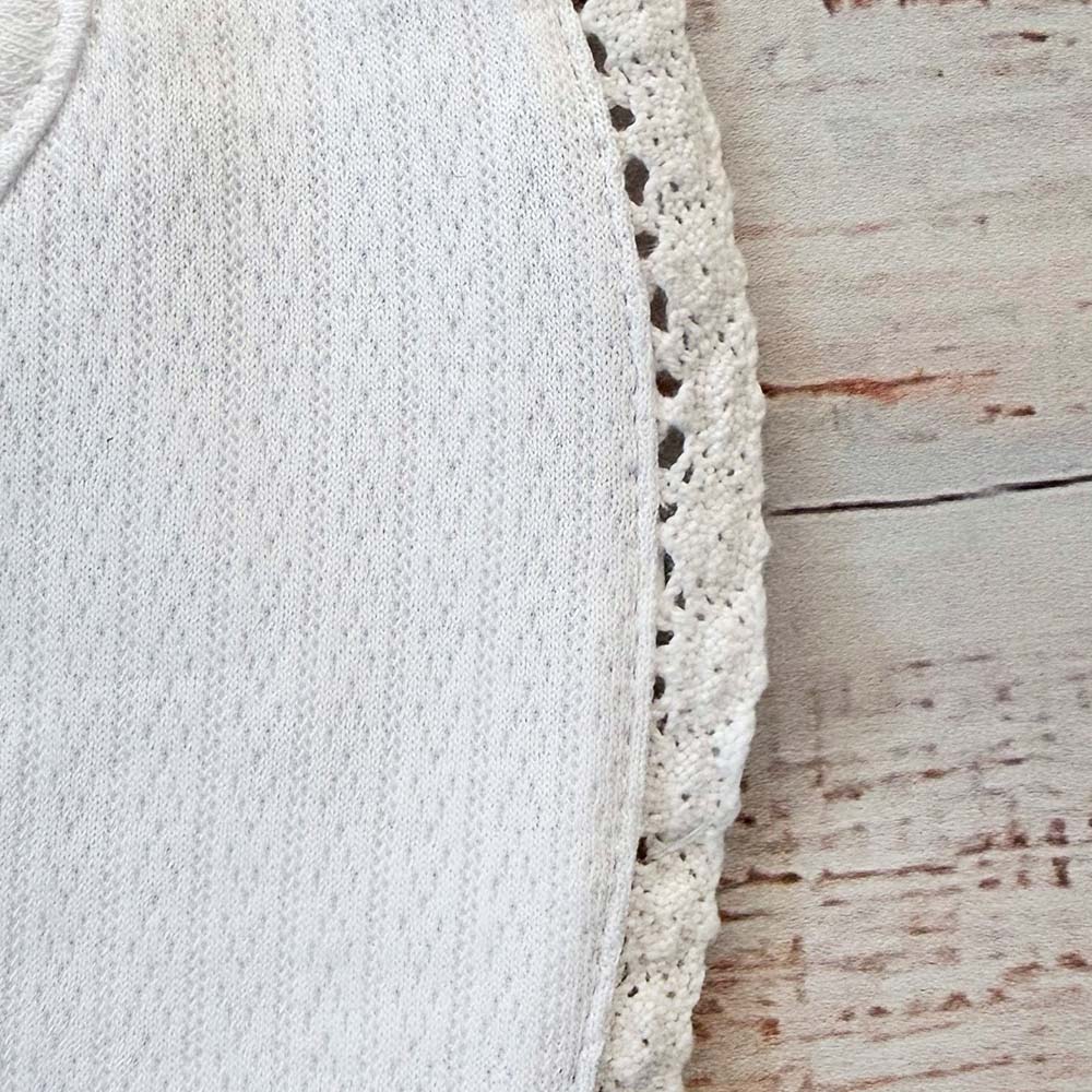 Babero blanco con borde calado y costura lateral