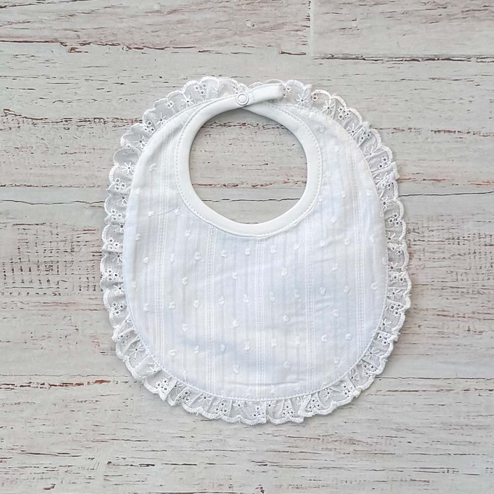 Babero bordado de niña blanco con encaje alrededor y cierre de broche superior