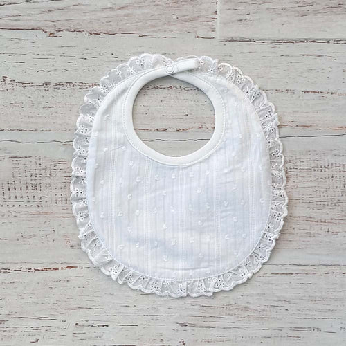 Babero bordado de niña blanco con encaje alrededor y cierre de broche superior