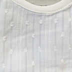 Babero bordado de niña blanco con textura de rayas y puntitos 3D