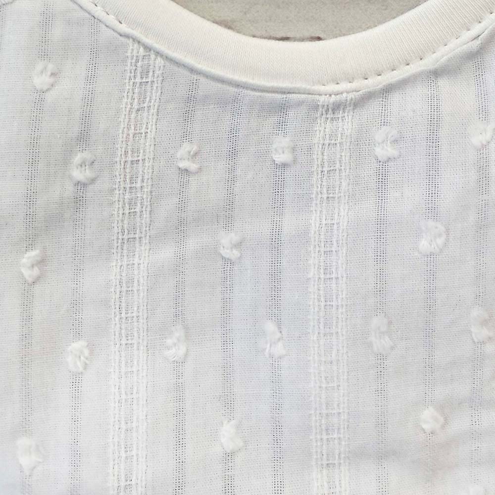 Babero bordado de niña blanco con textura de rayas y puntitos 3D