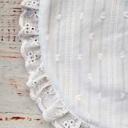 Babero bordado de niña blanco con volante de encaje y relieve en la tela