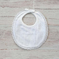 Babero bordado unisex blanco con volante de encaje y broches en la parte superior