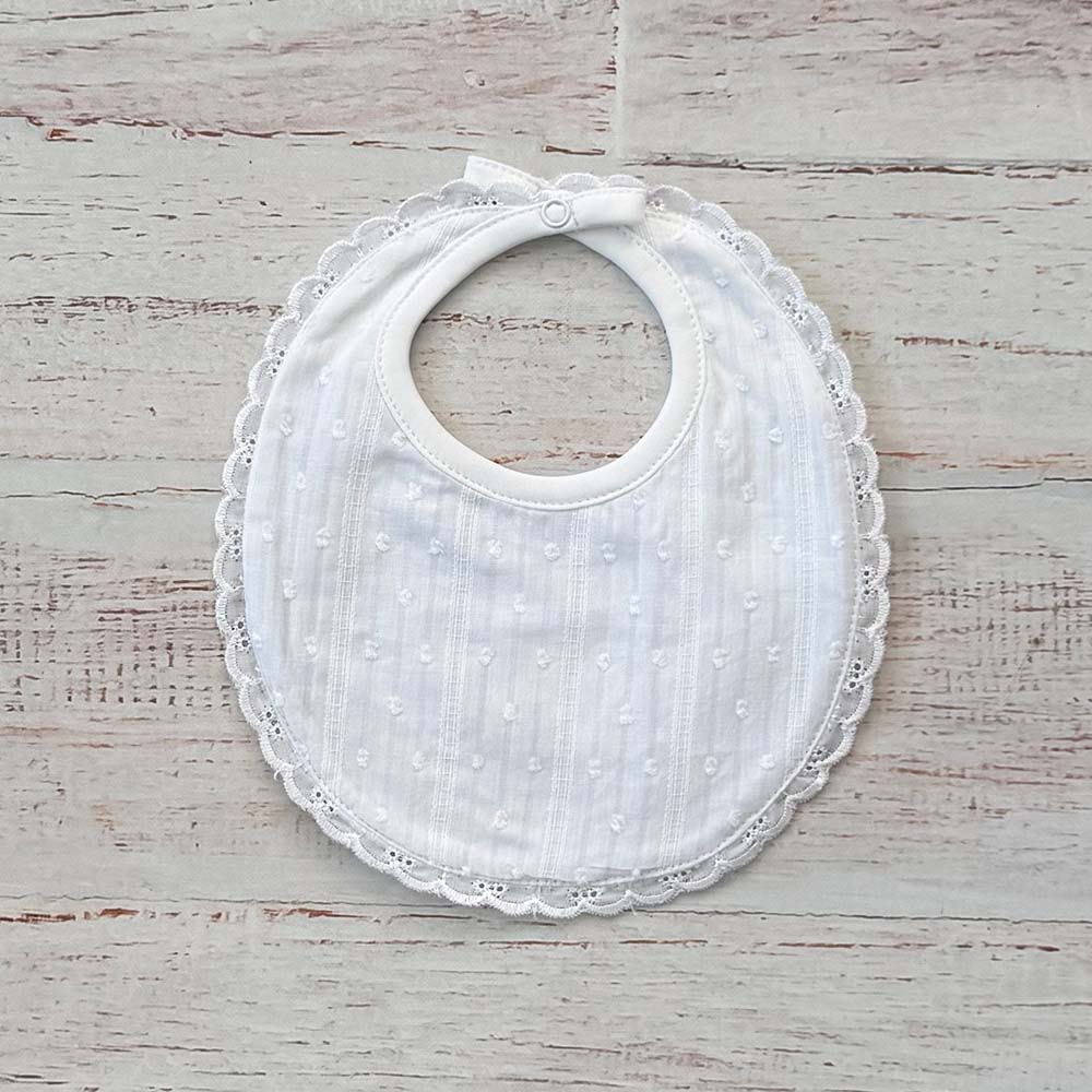 Babero bordado unisex blanco con volante de encaje y broches en la parte superior