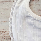 Babero blanco unisex con borde de encaje y abertura redonda para el cuello