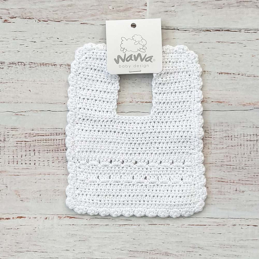 Babero de crochet blanco con abertura para cuello y diseño tejido en relieve