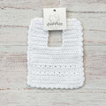 Babero de crochet blanco con abertura para cuello y diseño tejido en relieve