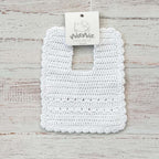 Babero de crochet blanco con abertura para cuello y diseño tejido en relieve