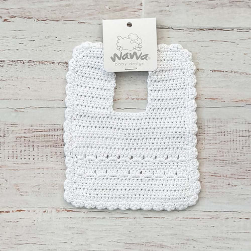 Babero de crochet blanco con abertura para cuello y diseño tejido en relieve