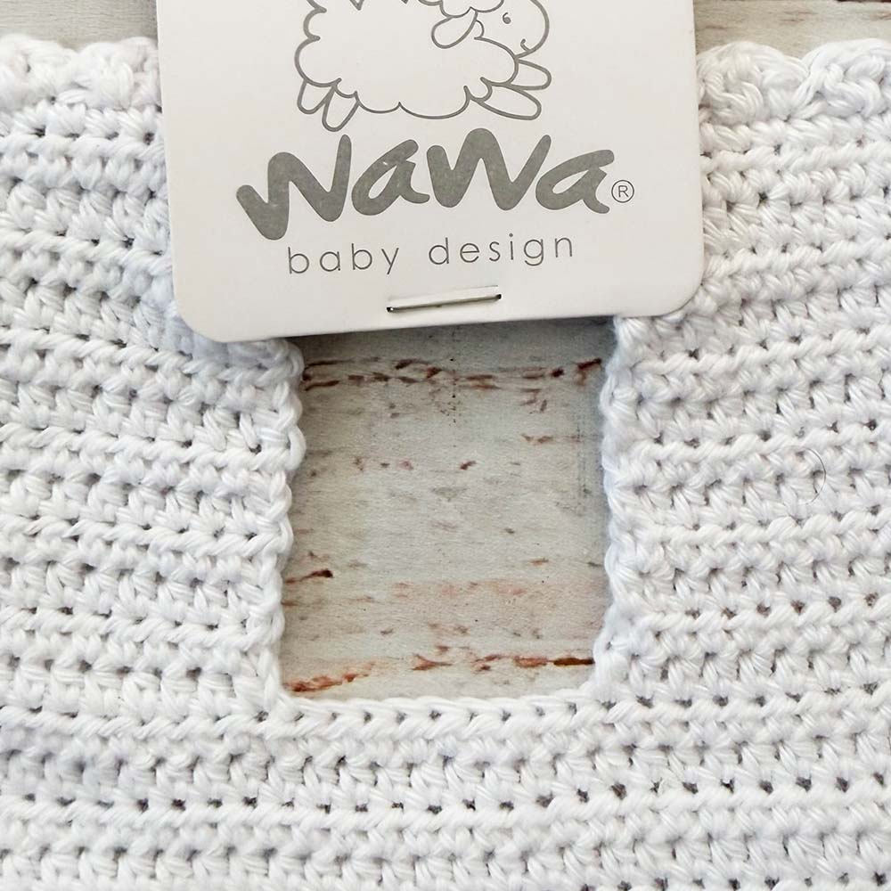 Babero de crochet blanco con textura de punto y borde redondeado