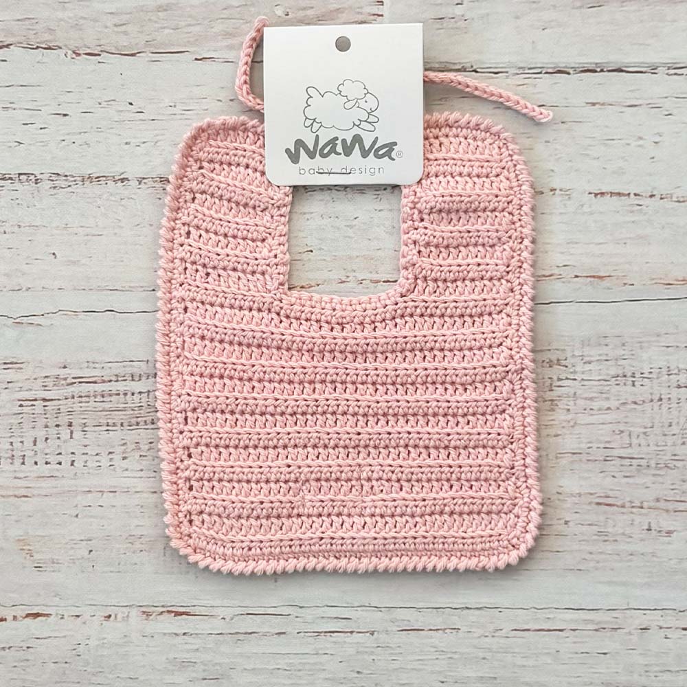 Babero de crochet rosado con tirante y borde festoneado
