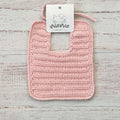 Babero de crochet rosado con tirante y borde festoneado