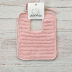 Babero de crochet rosado con tirante y borde festoneado