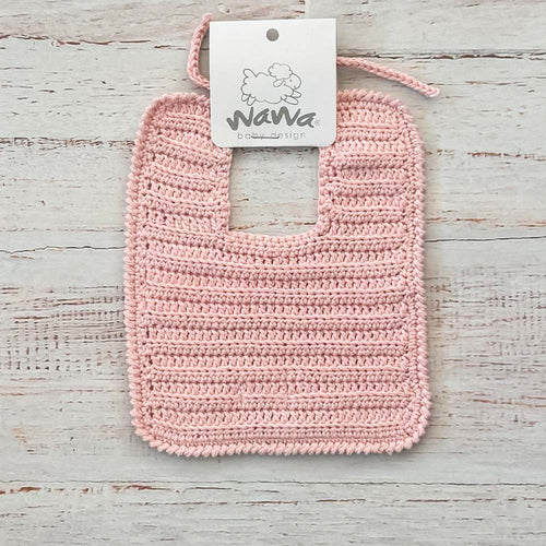 Babero de crochet rosado con tirante y borde festoneado