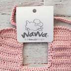 Babero rosado de crochet con etiqueta de marca y bordes redondeados