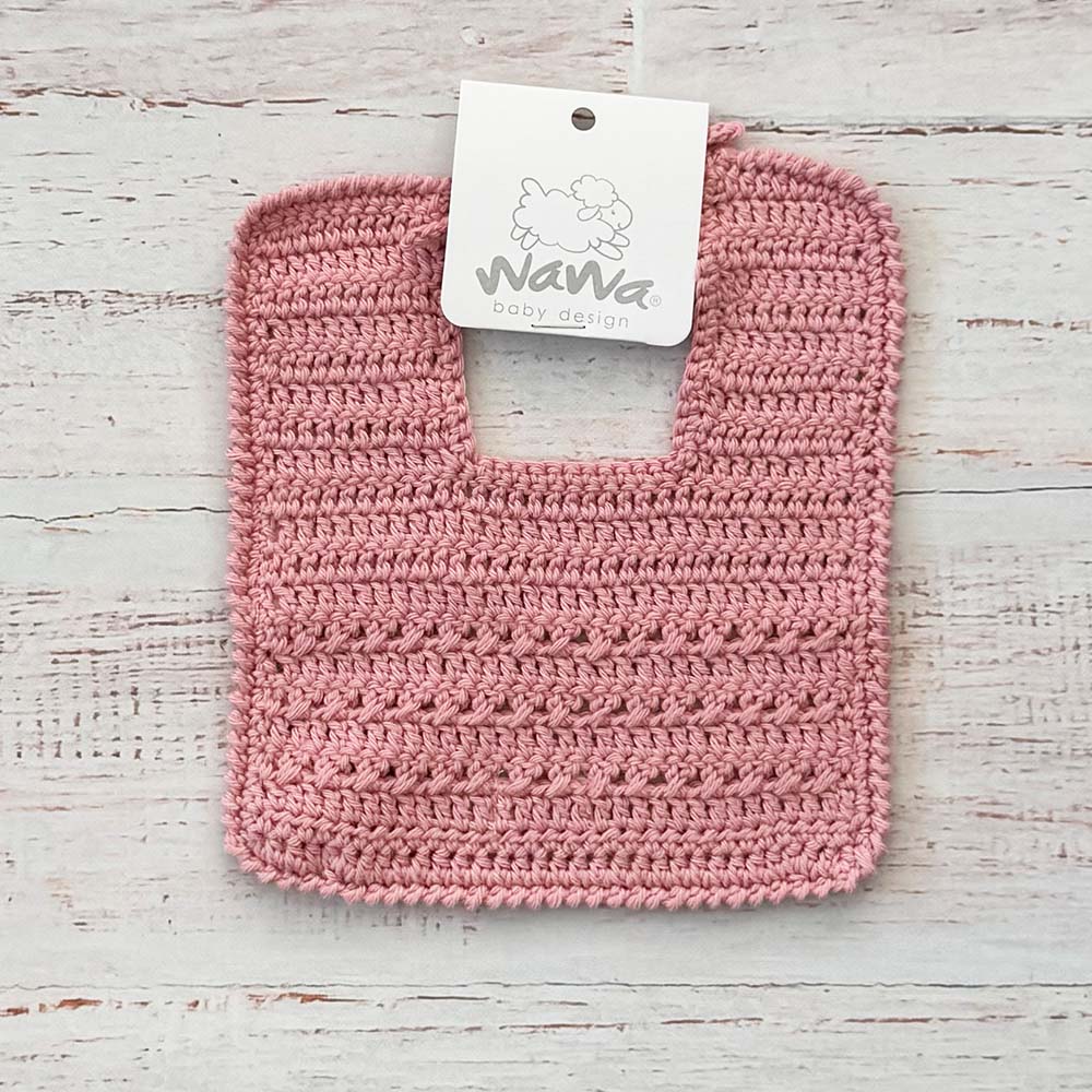 Babero de crochet palo rosa con etiqueta en la parte superior