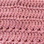 Babero de crochet palo rosa con textura de punto en relieve