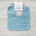 Babero de crochet celeste con forma rectangular y cuello redondeado