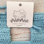 Babero de crochet celeste con textura tejida y etiqueta colgante