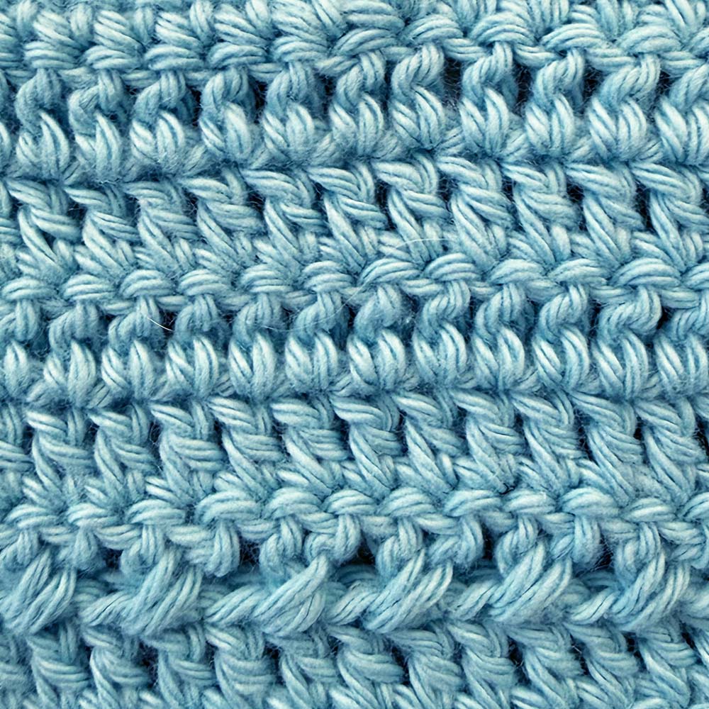 Babero de crochet celeste con tejido tupido de punto en relieve