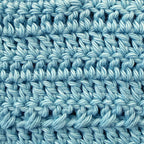 Babero de crochet celeste con tejido tupido de punto en relieve