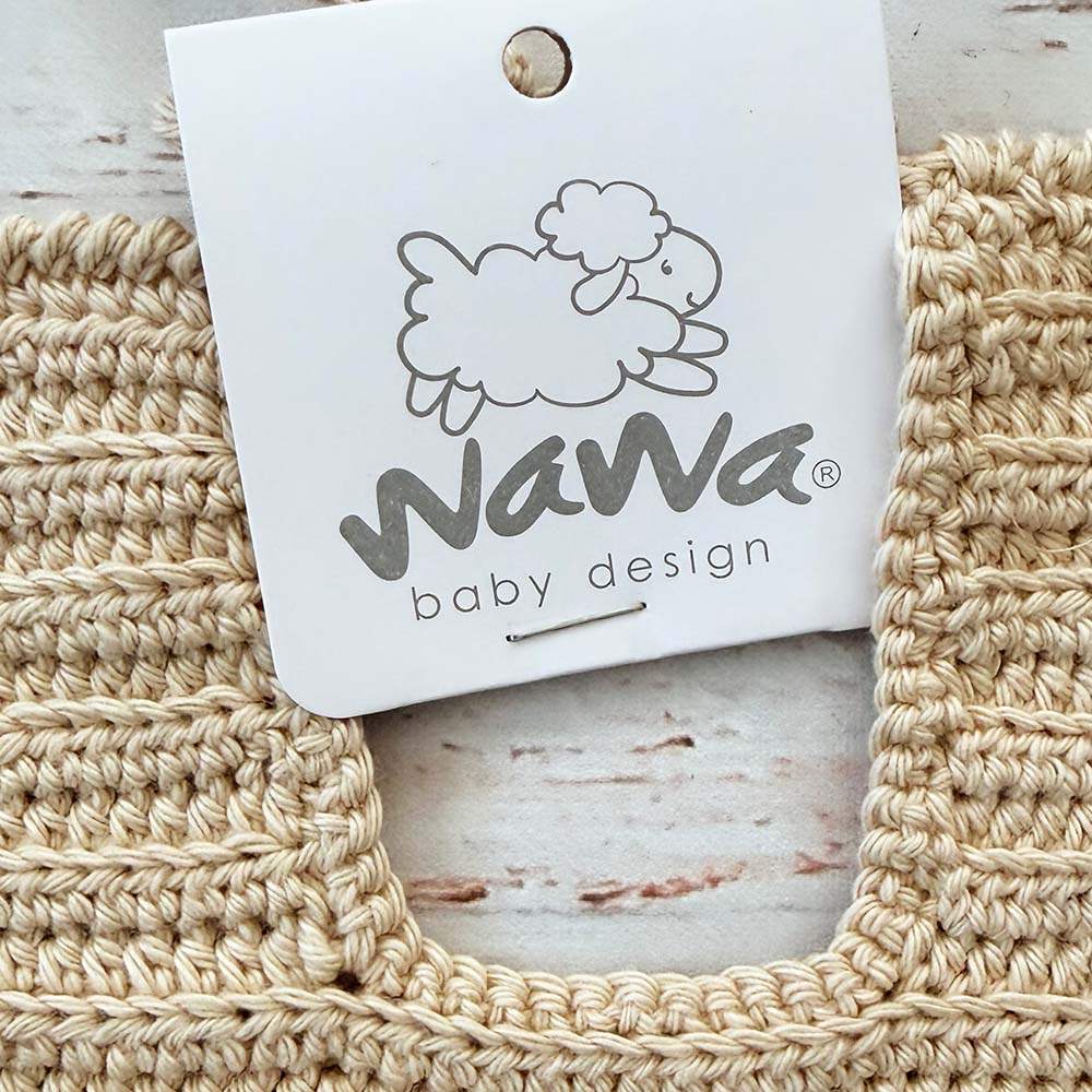 Babero de ganchillo beige con borde liso y detalle de tejido en hileras