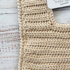 Babero de ganchillo beige con filas de puntos y borde inferior ancho