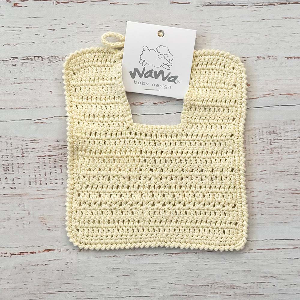 Babero de crochet color crema con bordes redondeados y asa para sujetar al cuello
