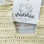 Babero de crochet crema con etiqueta Wana baby design en el centro