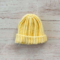 Gorro de lana amarillo pastel de punto grueso