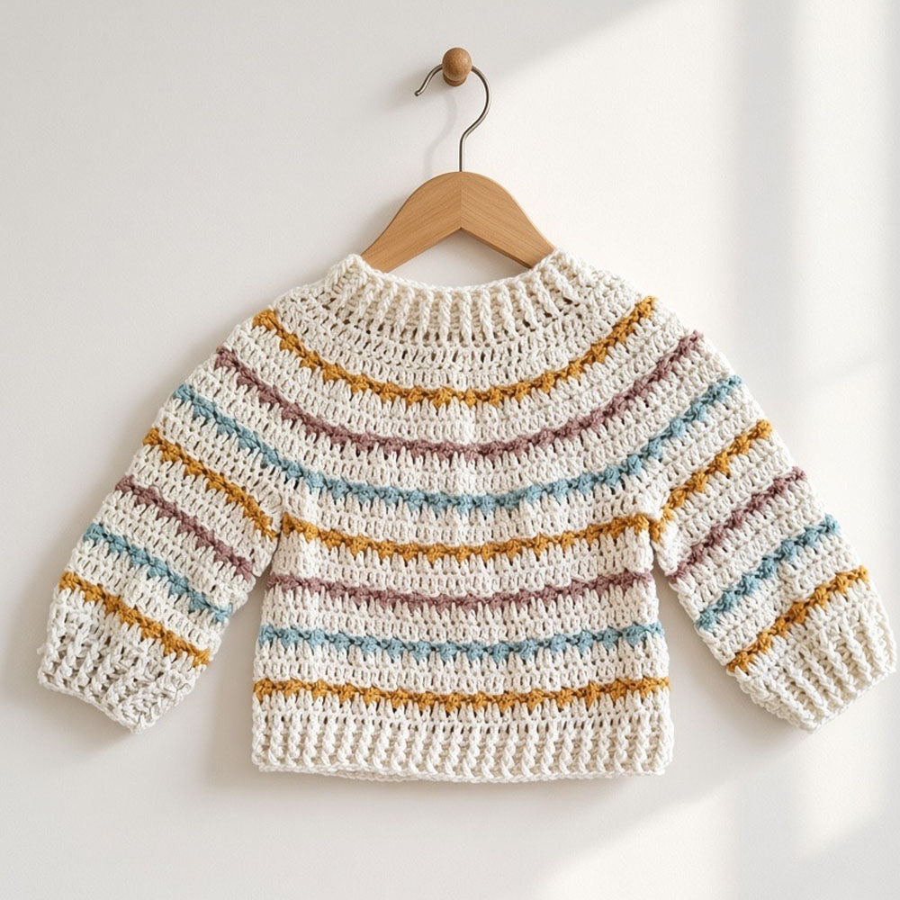 Prenda de crochet con franjas en tonos crema, azul y mostaza, cuello redondo