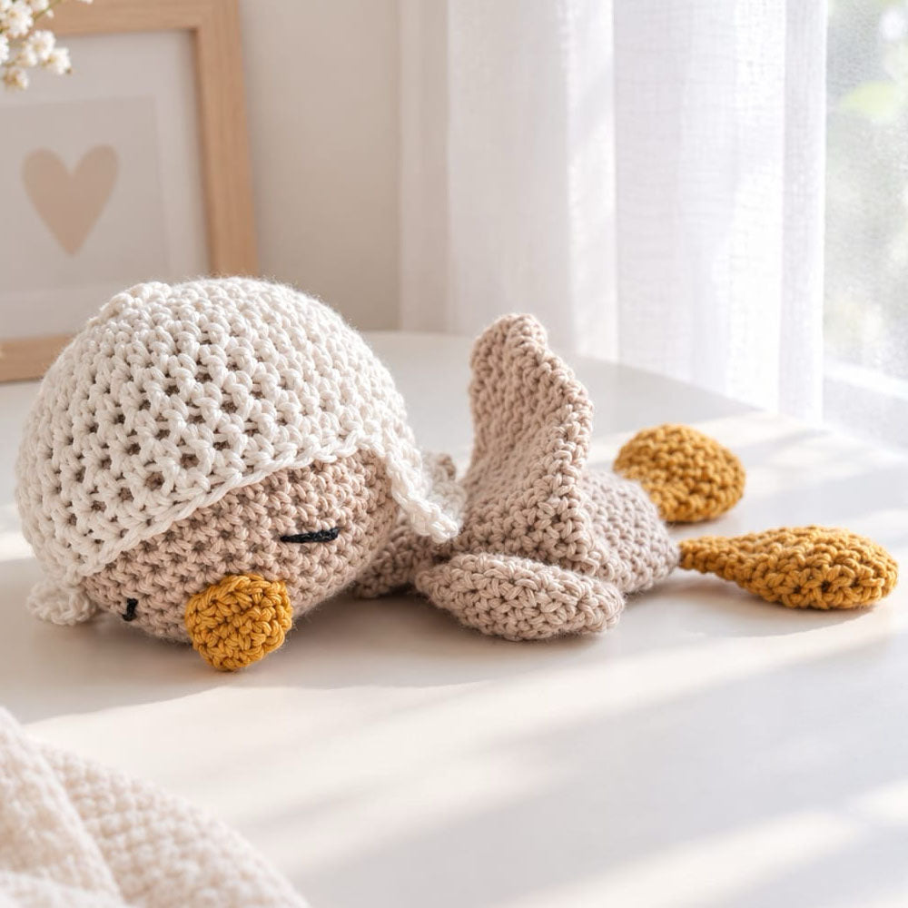 Manta de apego de ganchillo con figura de ganso y gorrito, tejido beige y amarillo