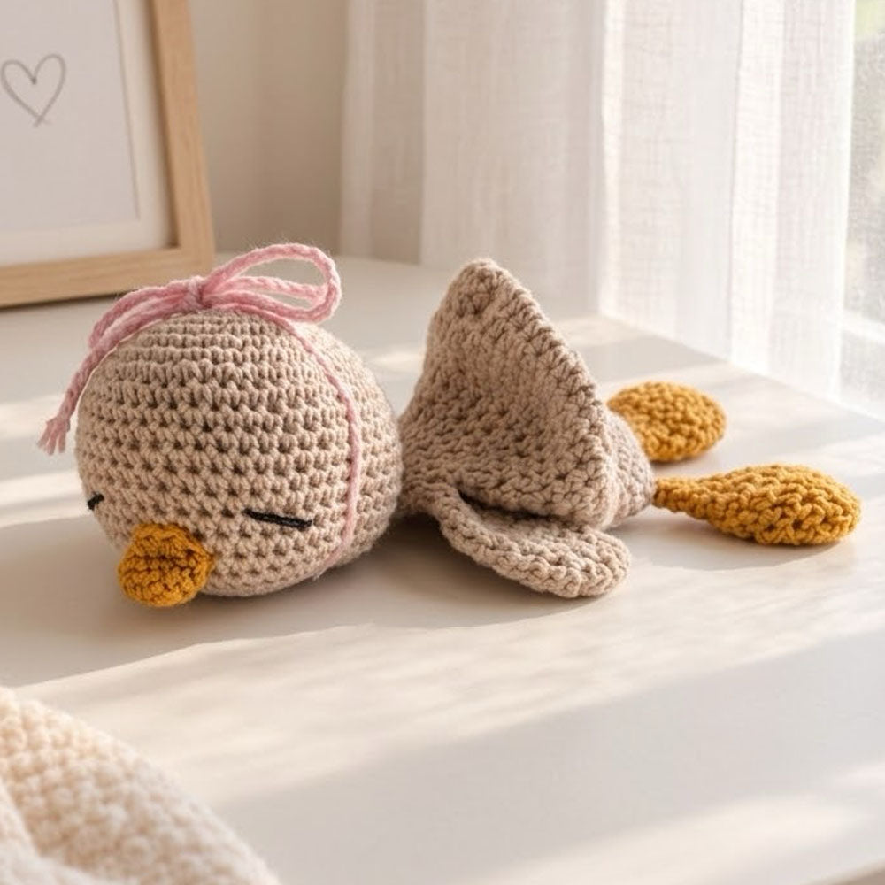 Manta de apego tejida a ganchillo con ganso de peluche beige y cinta rosa