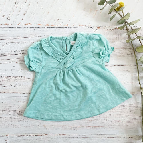 Blusa verde menta de manga corta con volantes y cuello fruncido