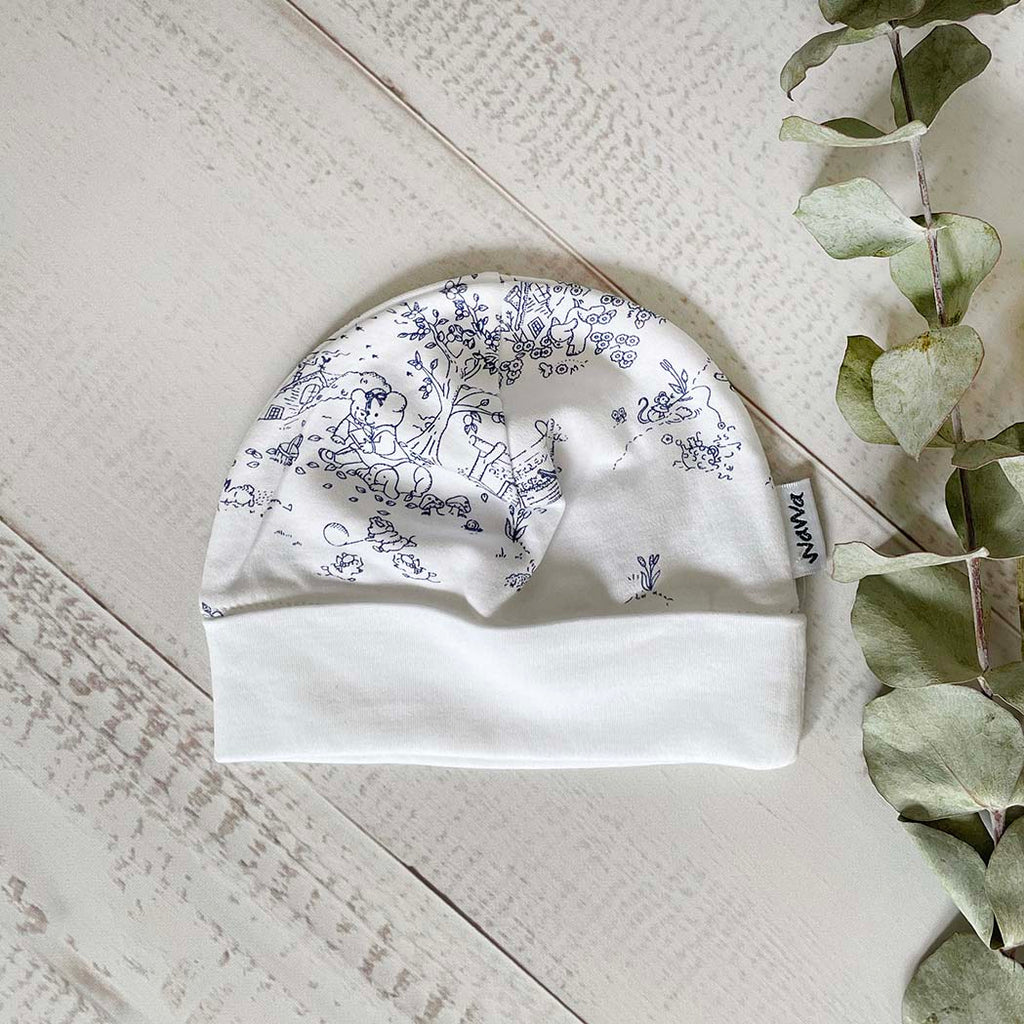 Gorro infantil Nala con estampado azul sobre base blanca