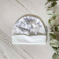 Gorro infantil Nala con estampado azul sobre base blanca