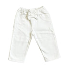 Pantalón blanco de bebé con bolsillos laterales y moño frontal, dobladillo