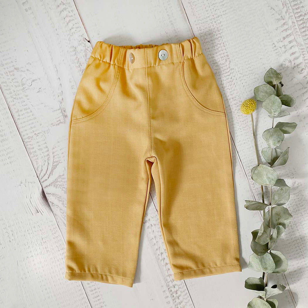 Pantalón mostaza infantil de algodón, cintura elástica con botón, bolsillos y tiro medio