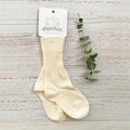 Calcetines de algodón para niño color beige, canalé y puntera lisa, con etiqueta.