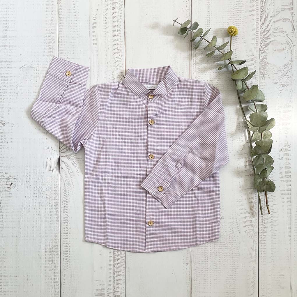 Camisa morada clara a cuadros, botones amarillos, cuello clásico y manga larga