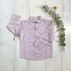 Camisa morada clara a cuadros, botones amarillos, cuello clásico y manga larga