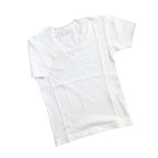 Camiseta blanca niña manga corta cuello redondo con detalle pequeño en el pecho.
