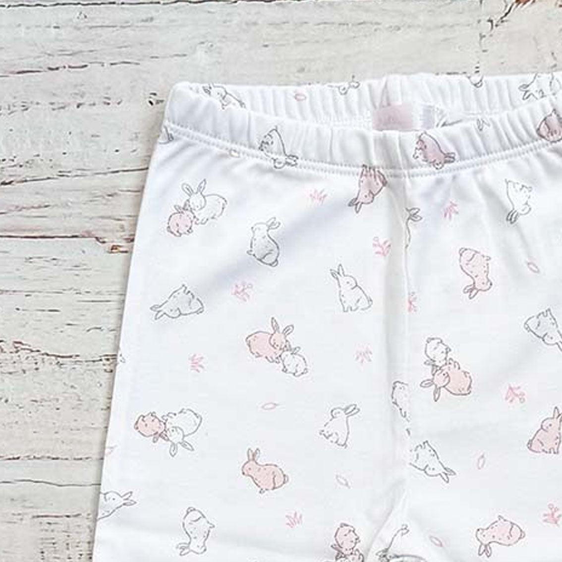 Pantalón de bebé blanco con estampado de conejitos y cintura elástica