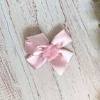 Gancho para cabello con lazo rosa chico, flor central y cintas dobles