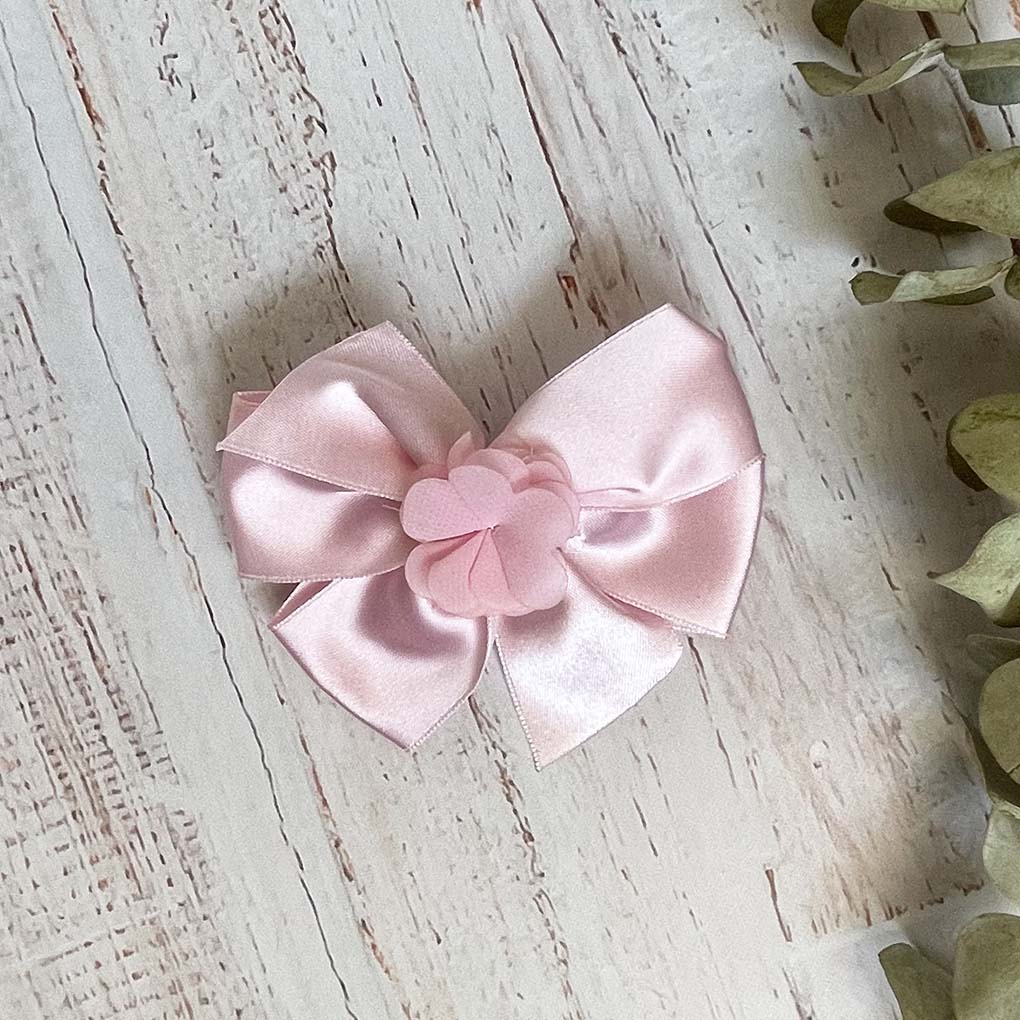 Gancho para el cabello con lazo rosa grande satinado y flor