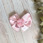 Gancho para el cabello con lazo rosa grande satinado y flor