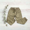 Pantalón de dril beige con cintura elástica y cordón ajustable